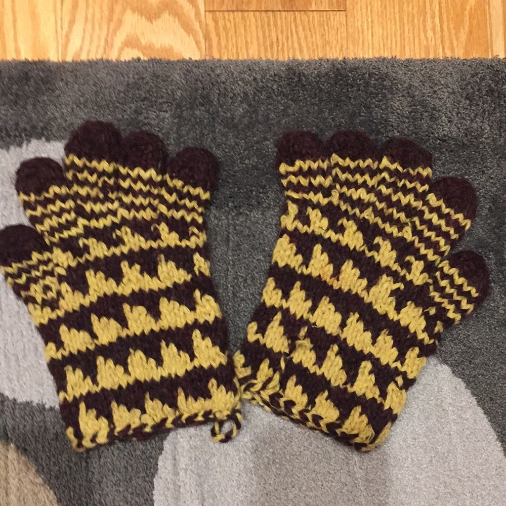 Knitted gloves